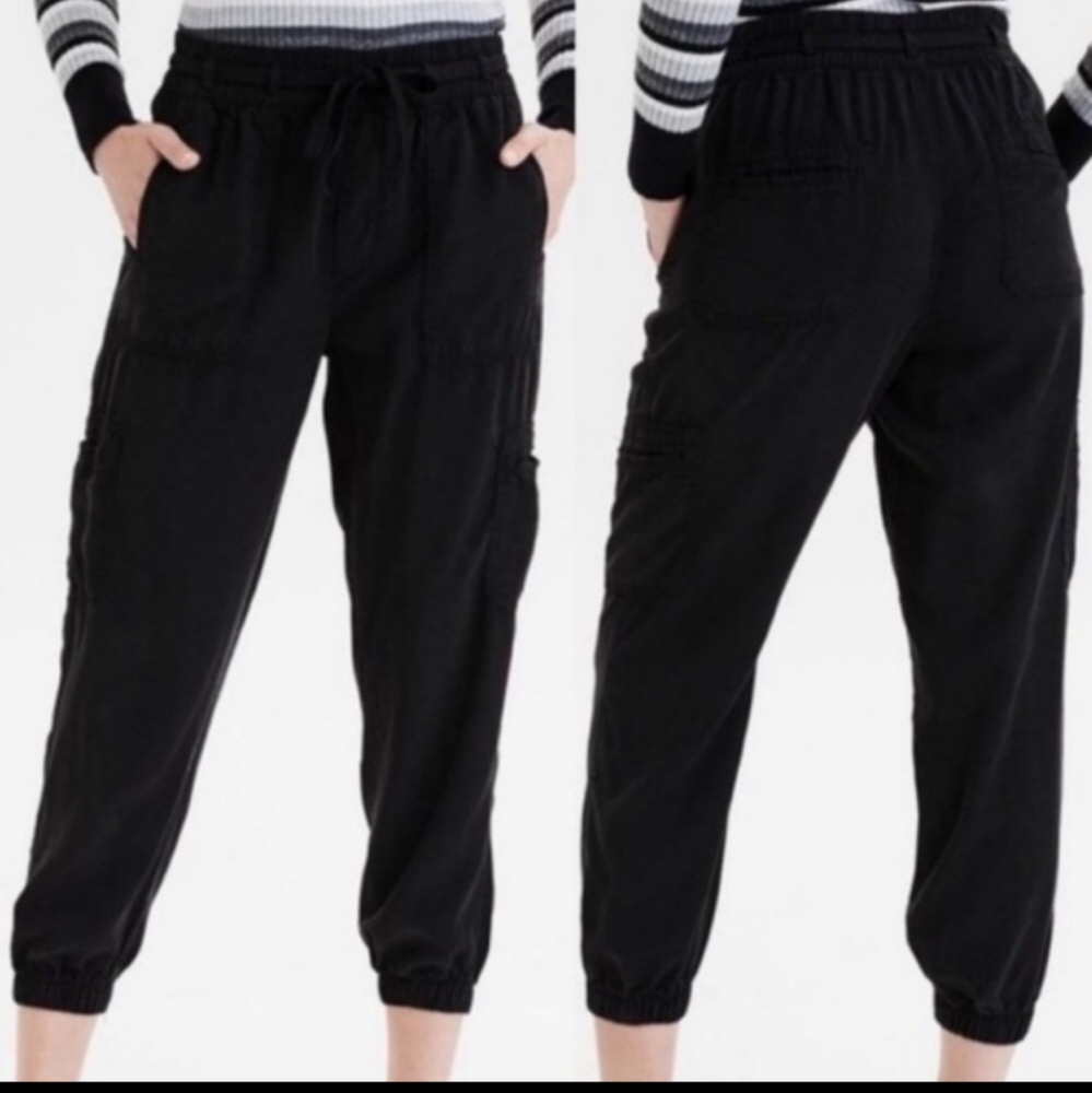 AEO Black Pocketed Cargo Joggers Medium